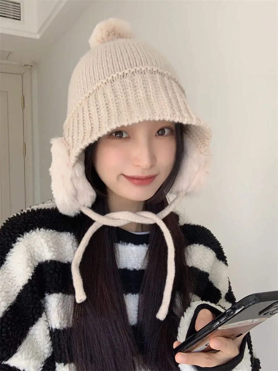 毛球付きニット耳当て帽子：冬用で保温性と可愛さを両立する女性向けデザイン