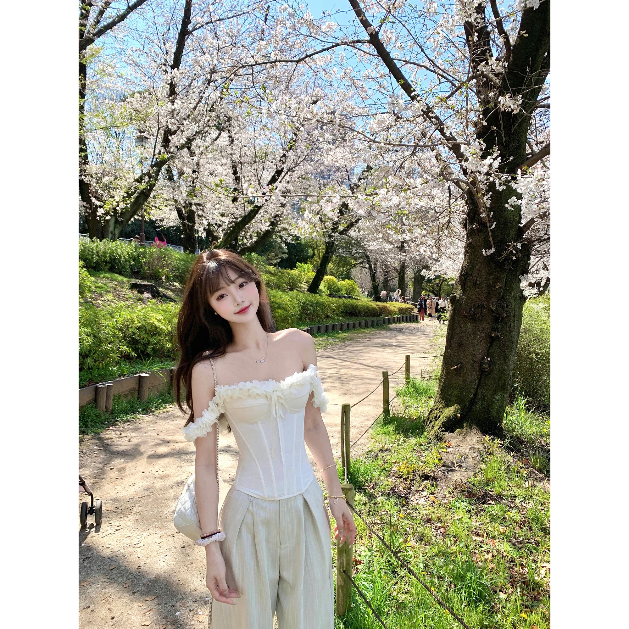 桜の花デザインの魚骨ベスト：立体的なシルエットとウエストシェイプを実現する女性用トップス