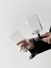 ブラックベースのストレート脚付きグラス【創造的・高級感・ワインやジュース用】