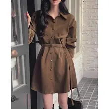 レトロな雰囲気の翻し襟ミニボタン付き無地ワンピース【ウエスト絞り・Aライン・女性用】