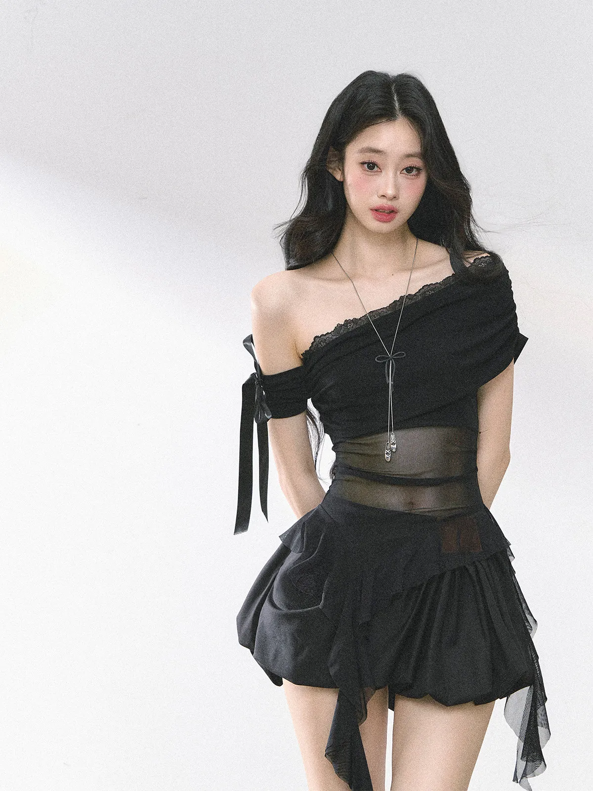 透け感のある肩出しデザインの短袖メッシュTシャツ：女性向け夏用軽やかな通勤風スタイル