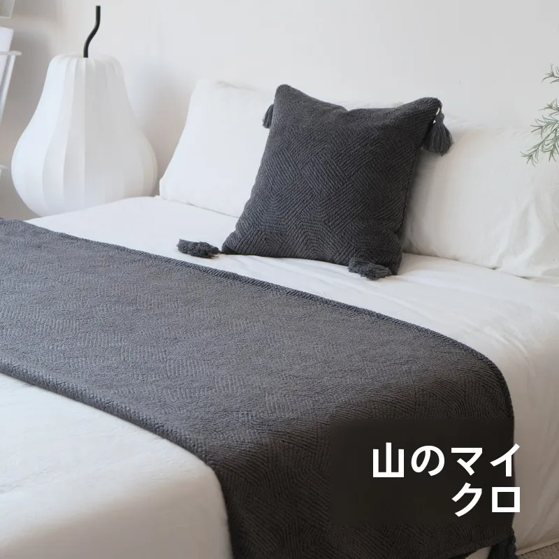 韓国インテリアを再現｜カフェ風部屋の作り方　ベッドエンドカバーの選び方と空間のリズム