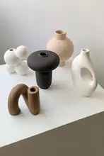 シンプルな陶製花瓶【和風インテリア・リビング・寝室用・花飾り付き】