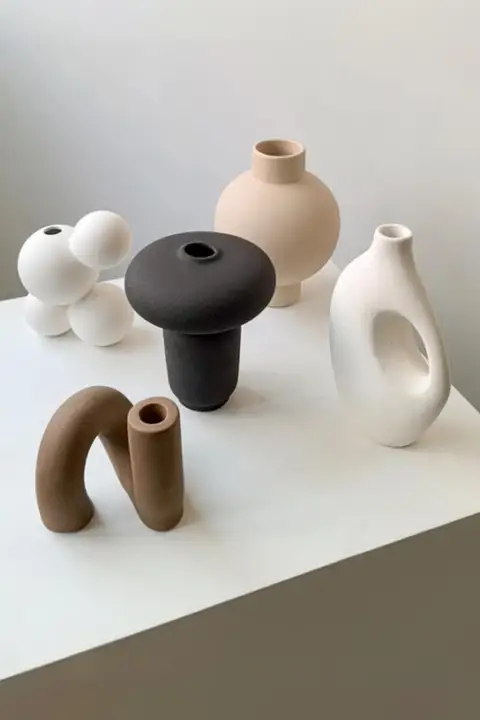 シンプルな陶製花瓶【和風インテリア・リビング・寝室用・花飾り付き】