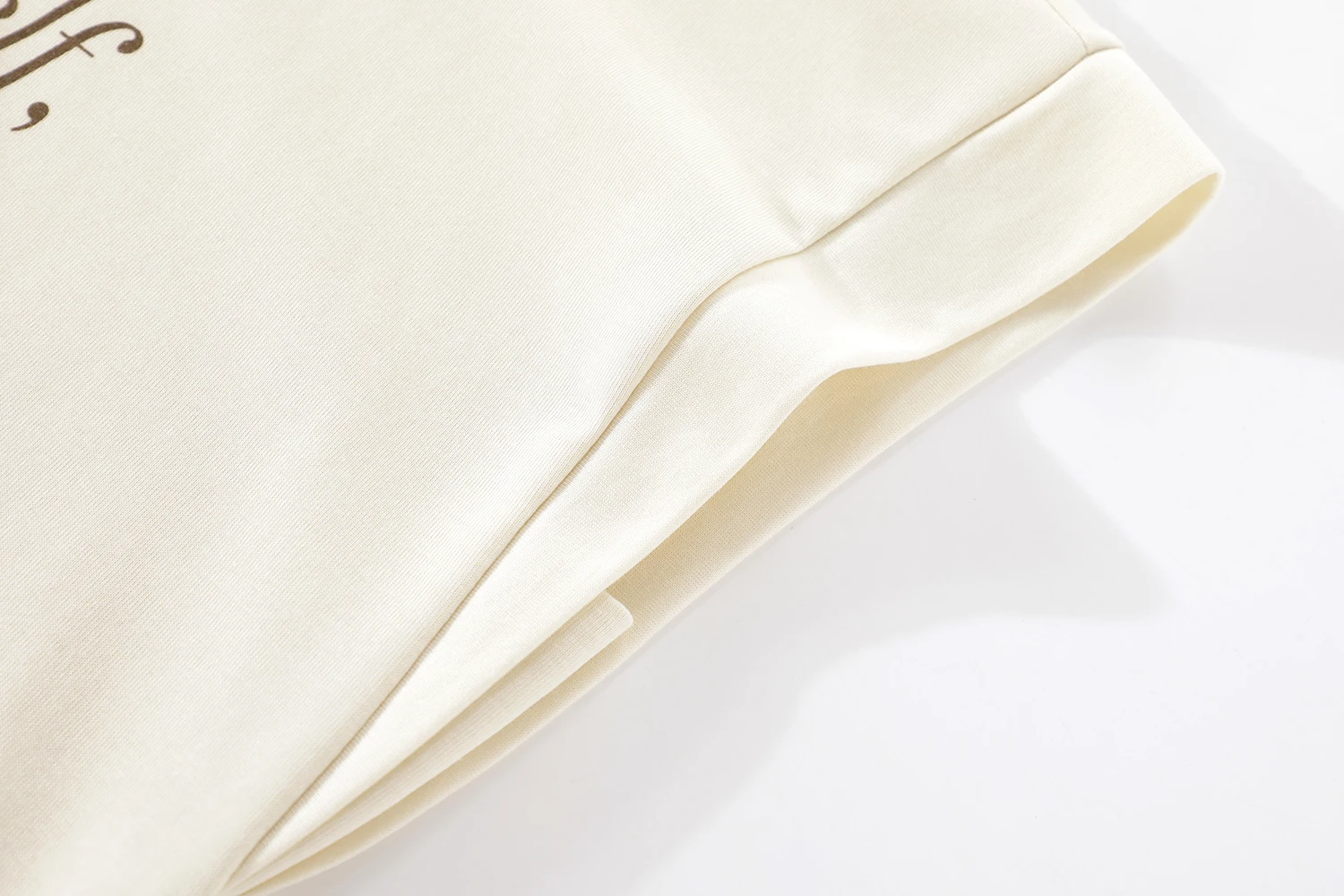 個別化シャツの実用性を検証：ルーズフィットデザインTシャツの機能と適用シーン