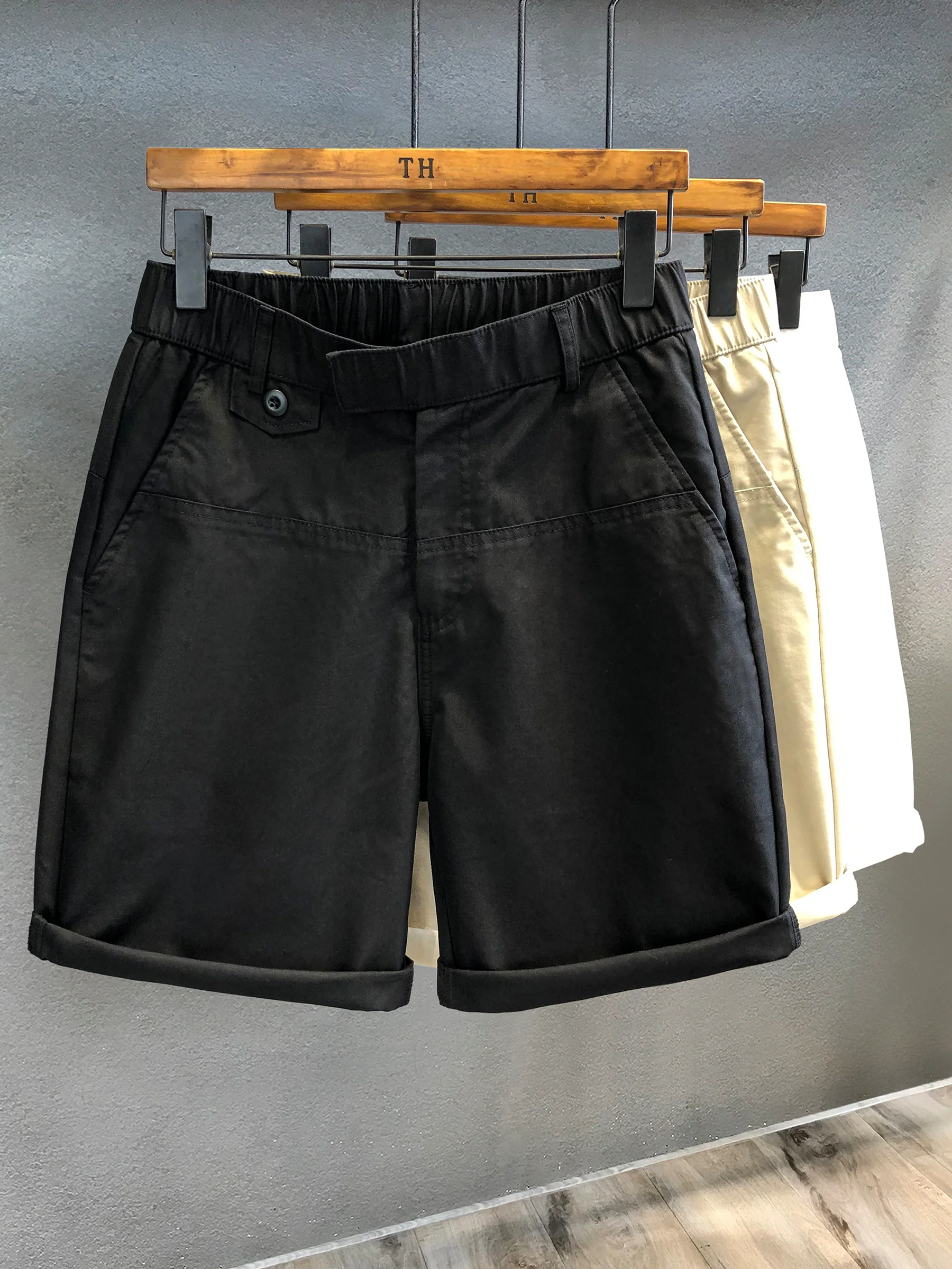 黒ショートパンツと白ショートパンツ、夏のコーデでどう選ぶ？