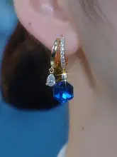 青いキューブ状クリスタルのイヤリング【気品あるデザイン・耳飾り・軽やかさ】