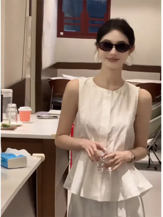 フレンチスタイルの白いギャザーシャツ【夏用・無袖・デザイン性のあるトップス】