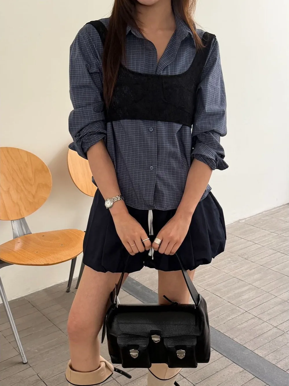 10月中ばに着る服の選び方で迷うなら、この韓国風ミニチェックシャツが救う！
