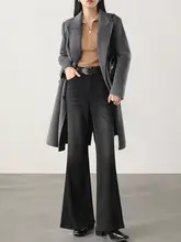 ハイウエストの黒いフレアデニムパンツ【レディース・スリムフィット・小柄対応】（セットアップ対応）