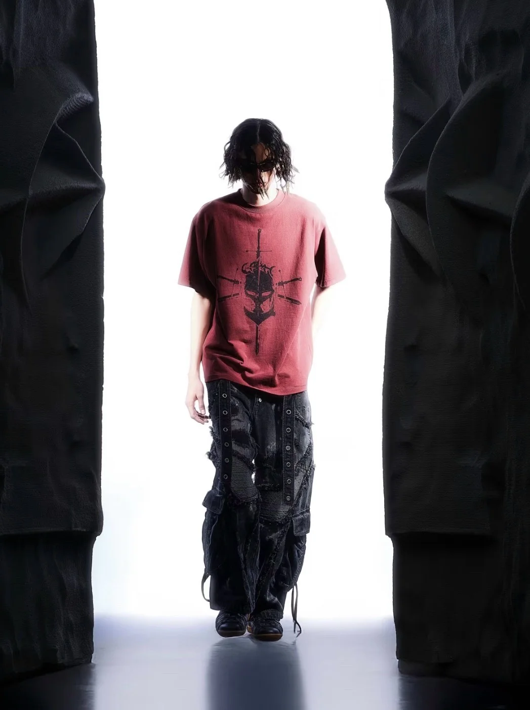 リボン付きバギーデニムパンツ【スタッズ装飾・ワイドシルエット】：ストリートファッションパンツのスタイルと機能性を解説