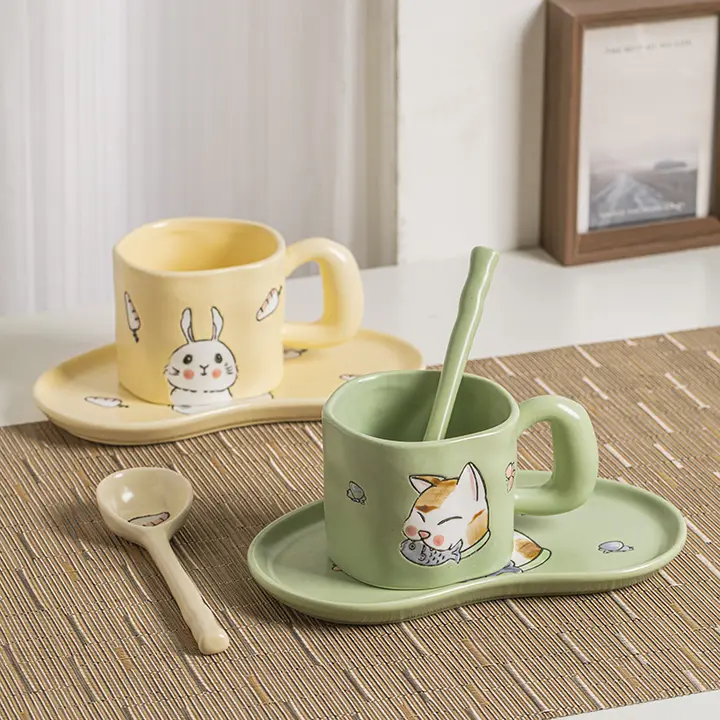 可愛らしいデザインの陶製マグカップ【大容量・コーヒーや朝食用】