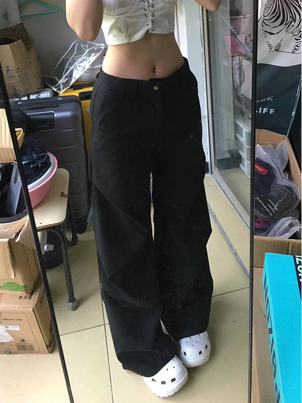 カーゴパンツに合う服 レディースの着こなし：ロングブラックワイドレッグカーゴパンツの実用性とコーデパターン