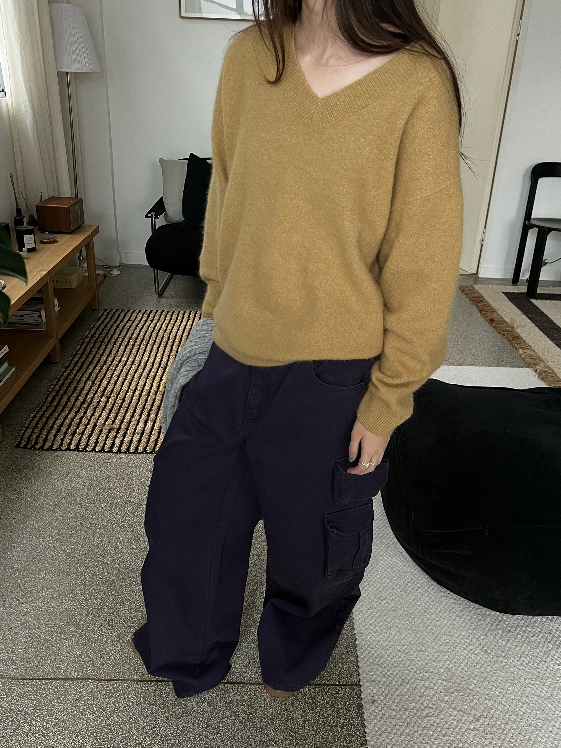 深いブルーのワイドレッグカーゴパンツ：通勤風の高腰デザインが女性に求められる理由
