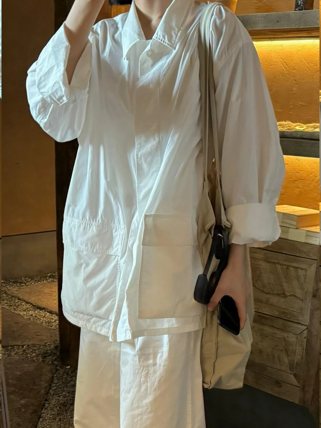 白シャツとワイドパンツで通勤コーデをどうする？
