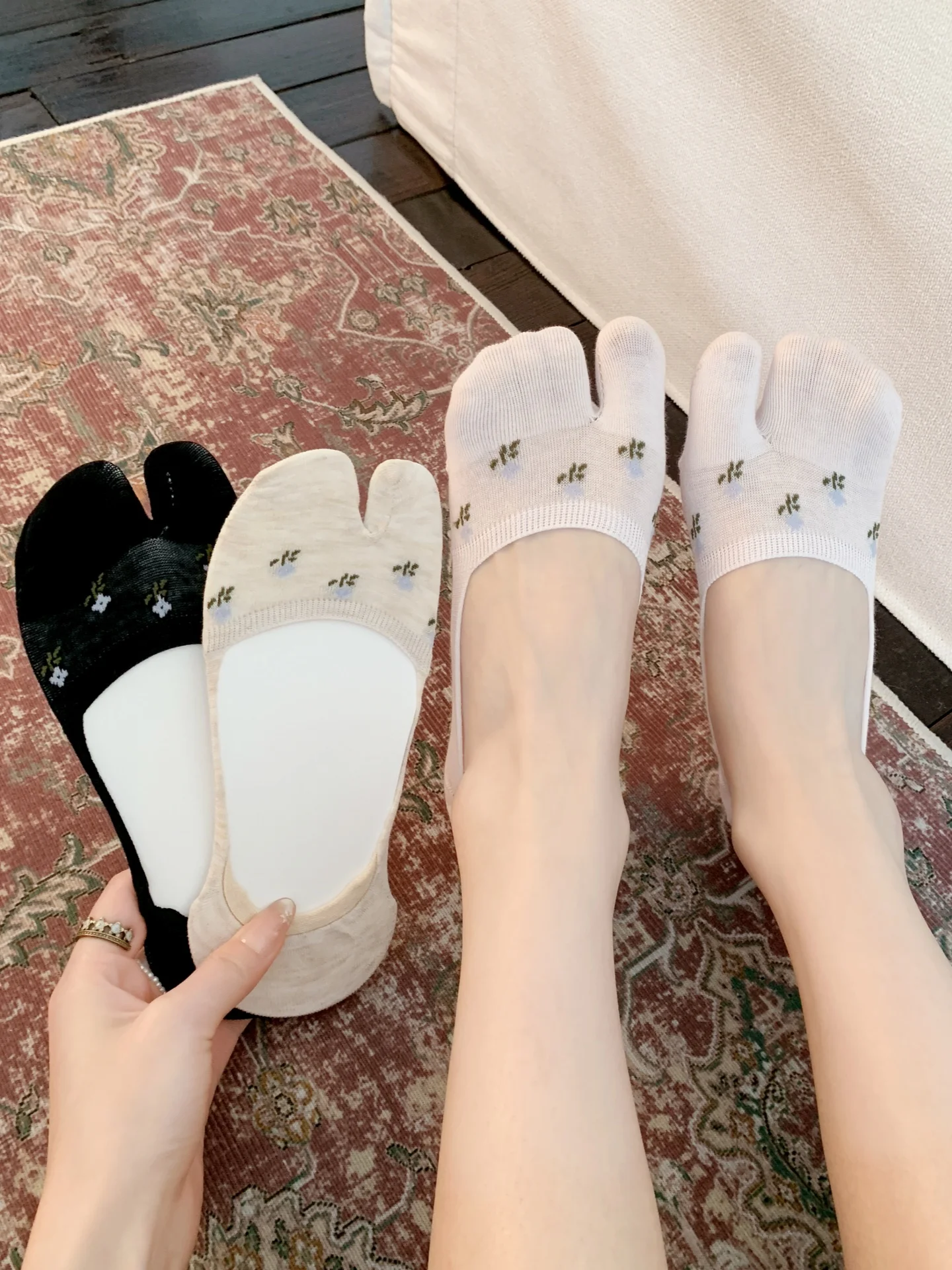 靴下にサンダルを履くと足が冷える？夏の涼しさを保つための「二趾船型靴下」の選び方