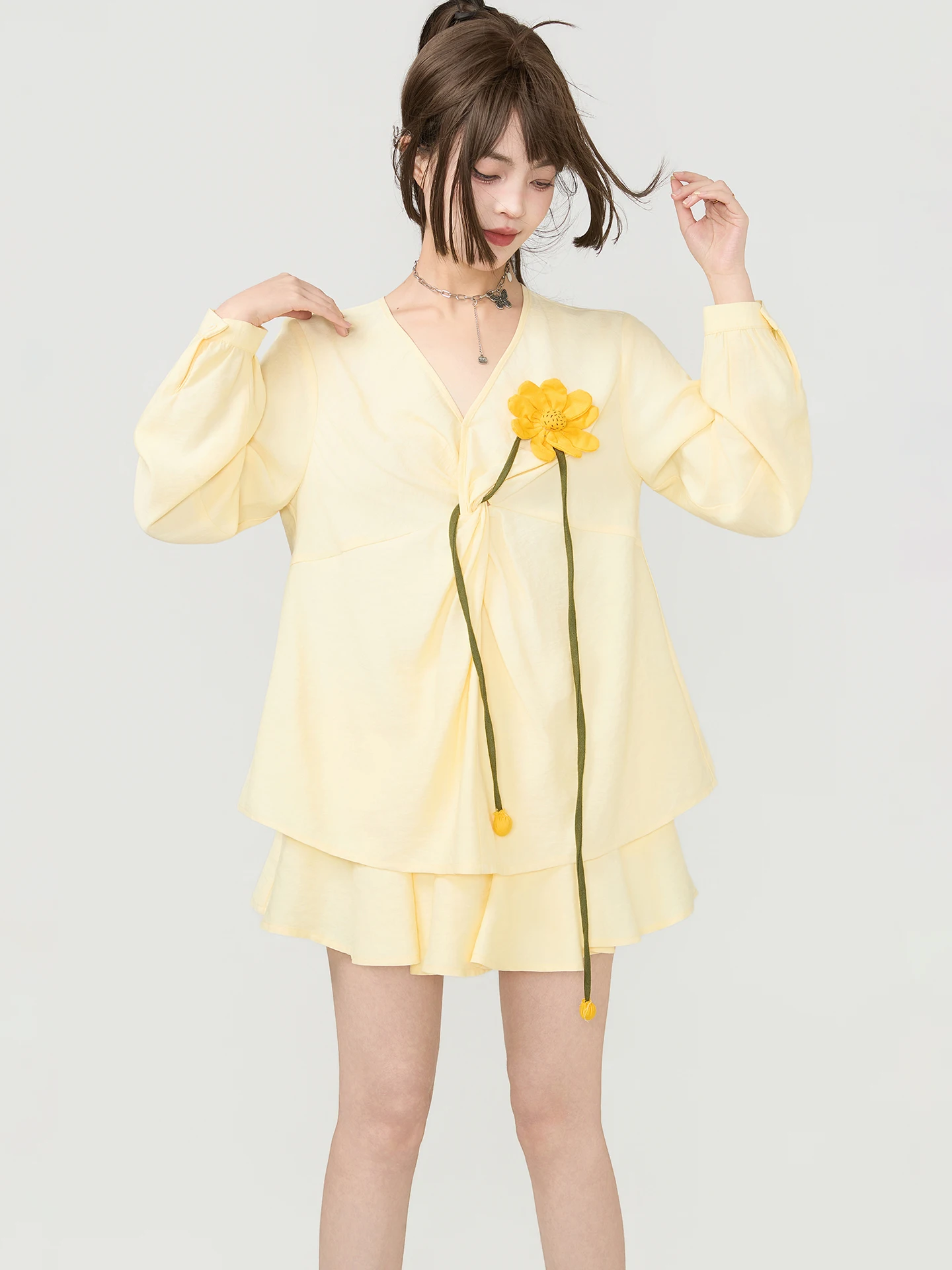 明るい服を選ぶときに迷うなら、このイエローのセットアップが救う