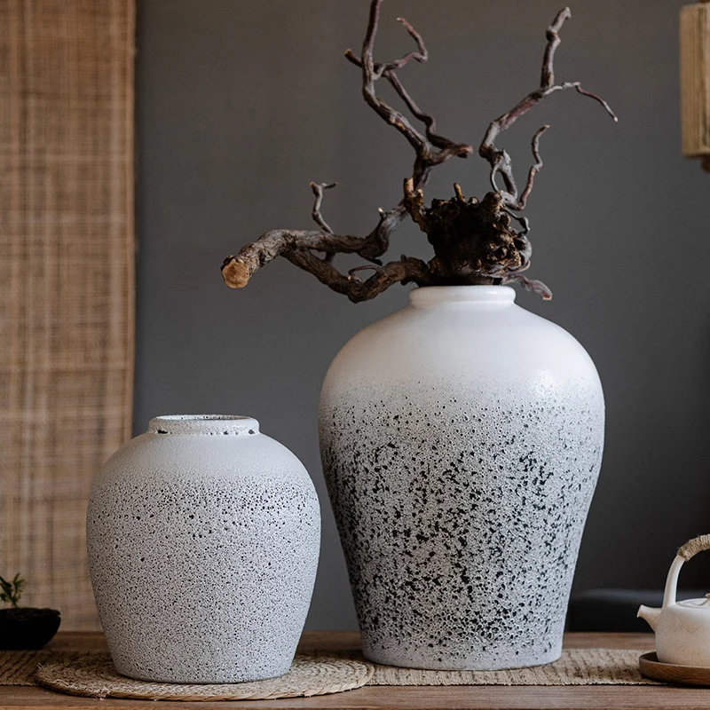 大きな花瓶をどう選ぶ？和風・ヴィンテージ風の陶器花瓶がインテリアに与える、心の癒しとは
