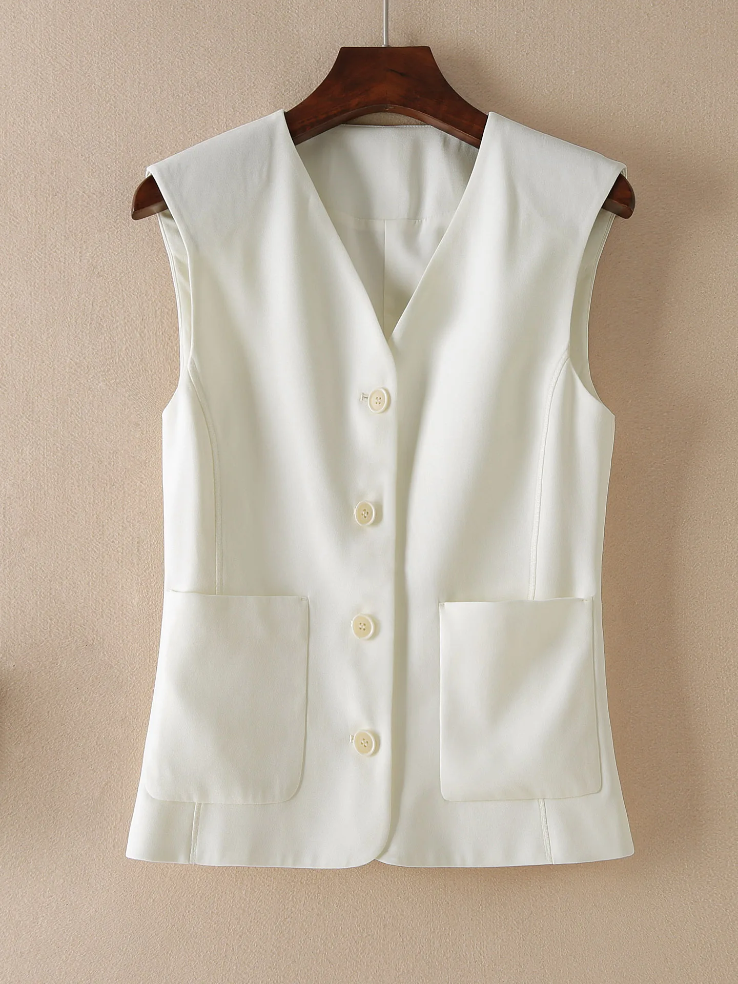 4月に着る50代の服、どう選ぶ？シンプルなノースリーブジャケットが通勤と散歩の両方で活躍する理由