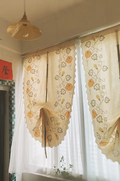 南瓜刺繡ローマスタイルシェードカーテン【粘着タイプ・穴あけ不要・台所用】