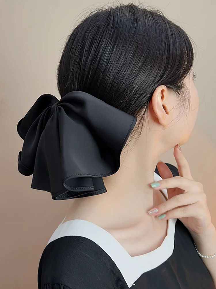大きなリボンのヘアクリップ：黒色高級スプリングクリップの使い方と実用性