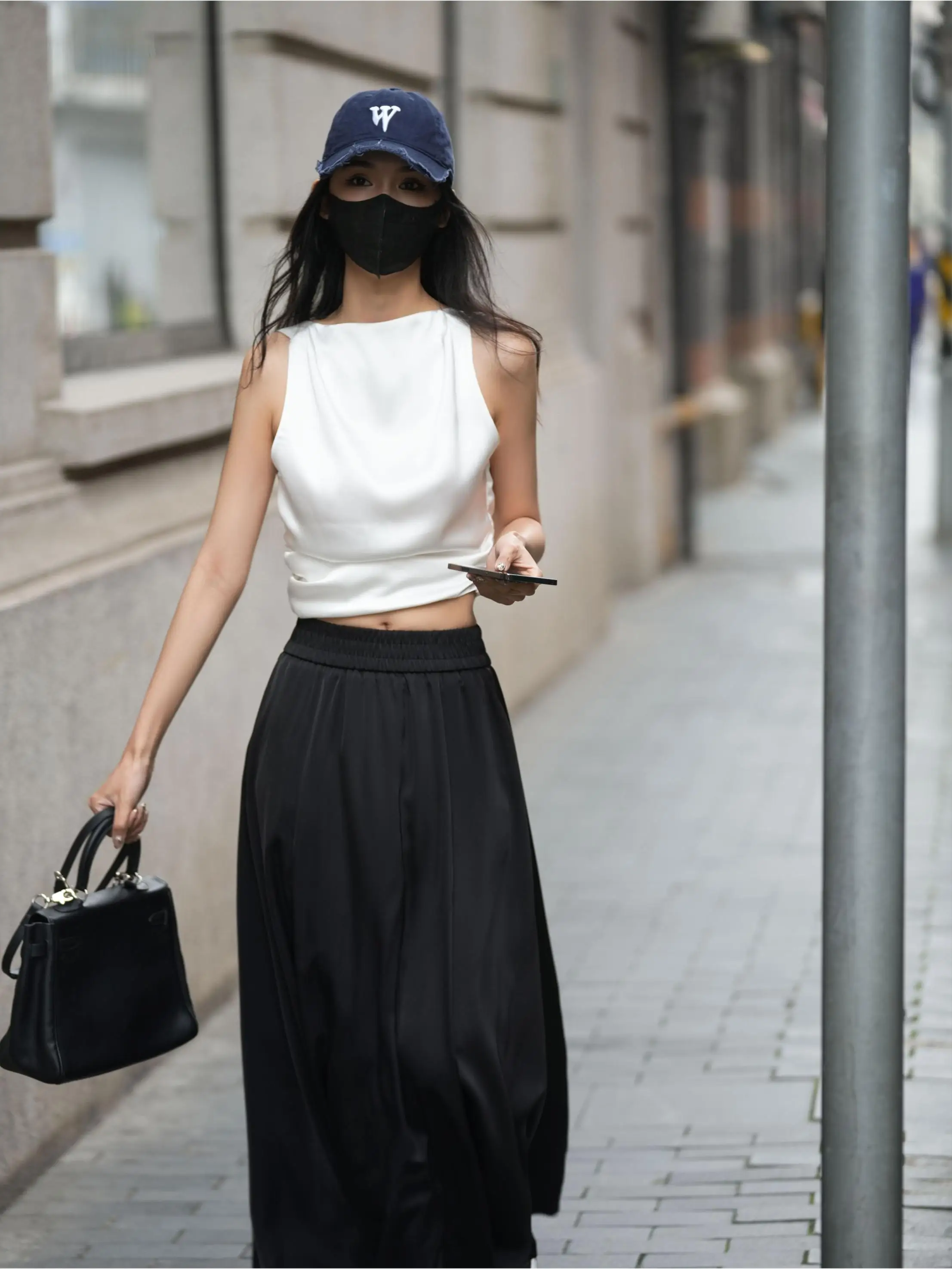 off shoulder tops はどんなもの？実は「ショート丈・リボン付き」のノースリーブトップスが今、通勤スタイルを変える