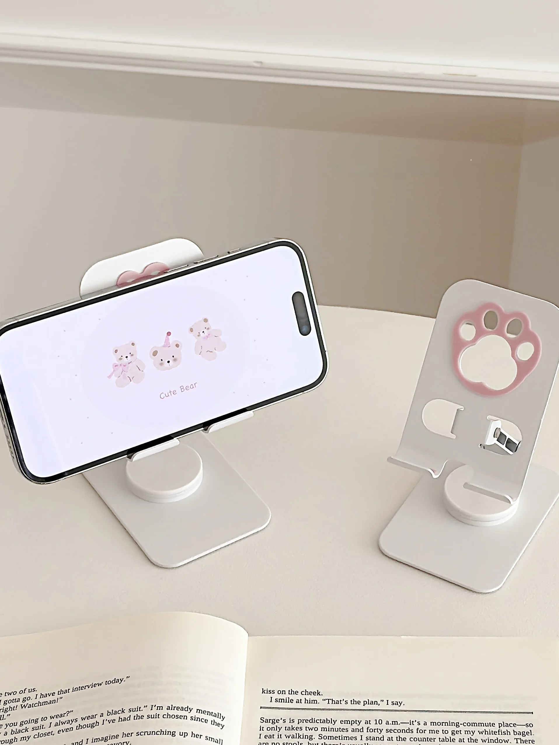 可愛い猫の肉球デザインスマホスタンド：360度回転と折りたたみによるデスクでの使いやすさ