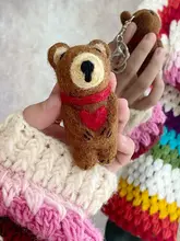 癒し系クマのキーホルダー【ネパール手作り・ウールフェルト・モンキー型】