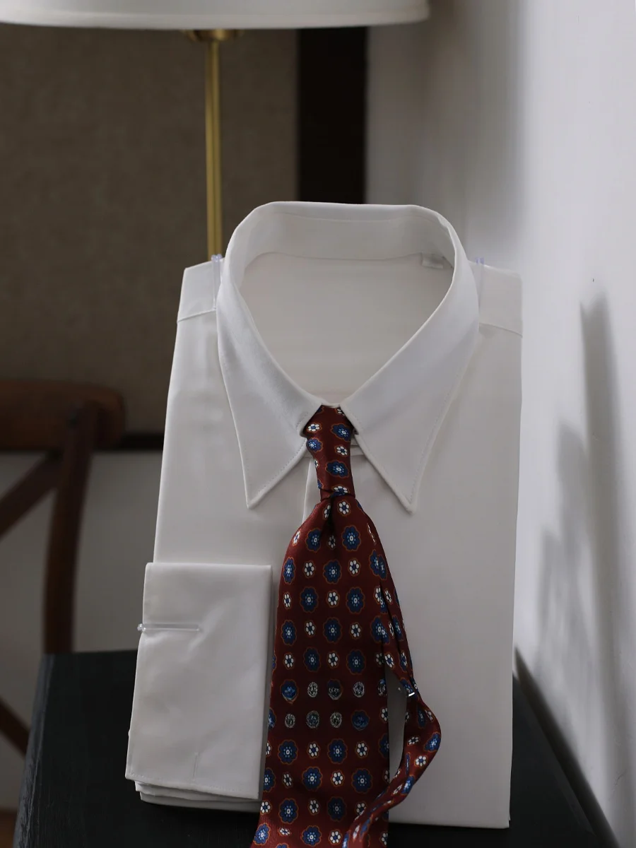 60代男性に贈るプレゼント服は、ビジネスカジュアルで抗皺に優れた「白黒のイギリス風レトロカフスシャツ」がベスト？