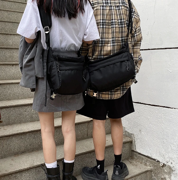 男女兼用斜め掛けショルダーバッグ：多機能カジュアルスタイルの実用性と使い分け