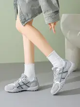 通気性の良い厚底スポーツシューズ【女性用・銀色・デザイン性の高いメッシュ】