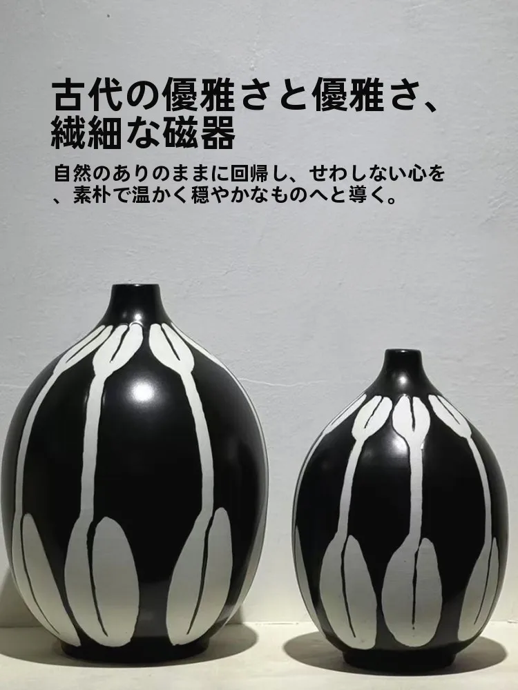 シンプルな侘寂風陶器花瓶：一輪挿しに最適なインテリアフラワーベースの選び方