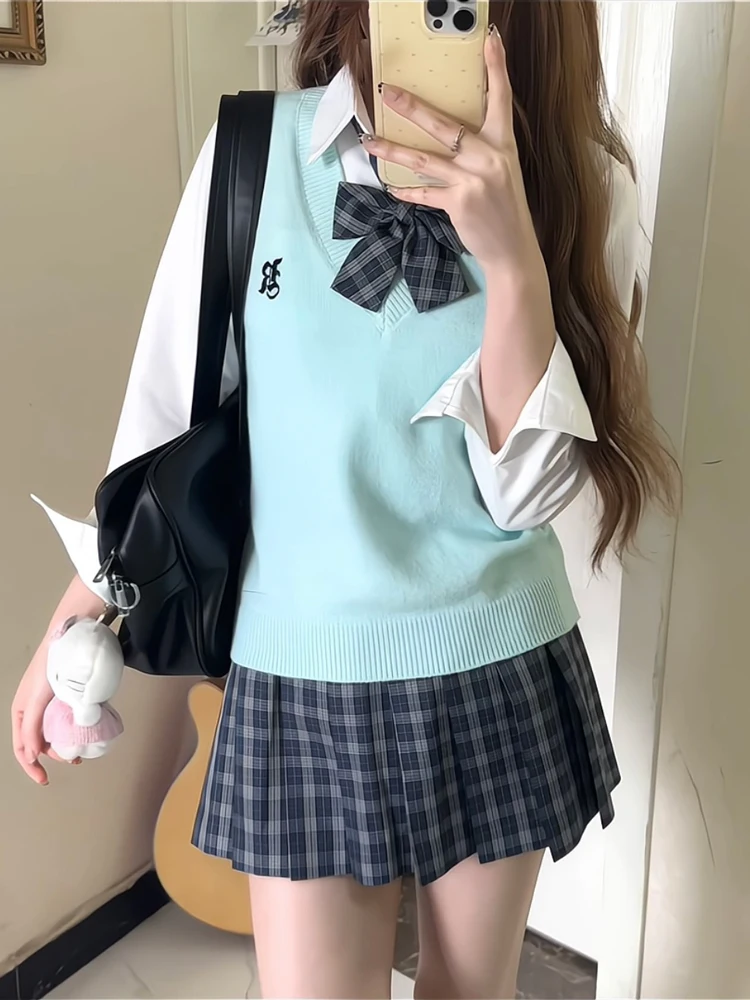 明るい色の服：オリジナルJKベストとチェック柄スカートの重 ね着で春の気分をリフレッシュ