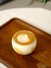 手描きの陶器製コーヒーカップ【銀杏デザイン・釉下彩装飾・ギフトにも最適】