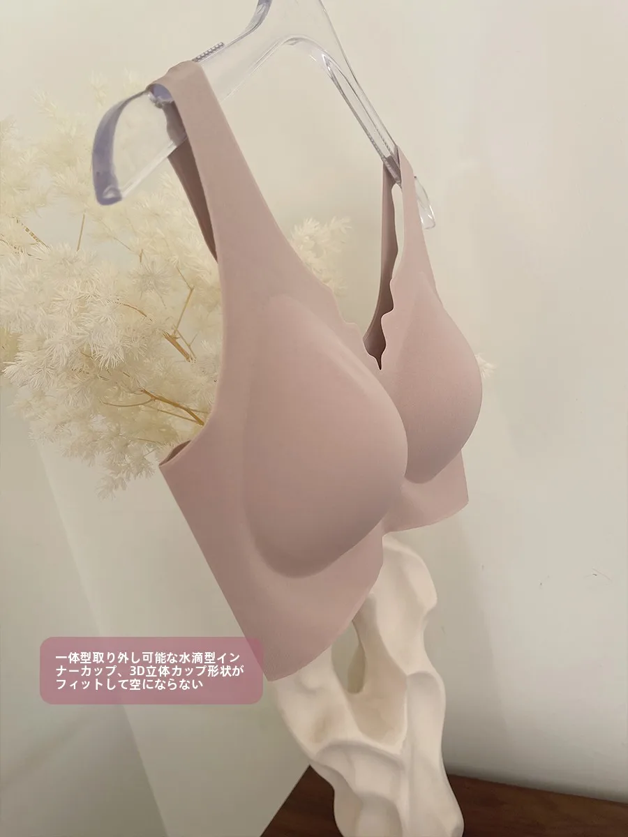 ブラ トップを着るとき、見えていいのと見えていないの、どちらが本当のスタイルか？