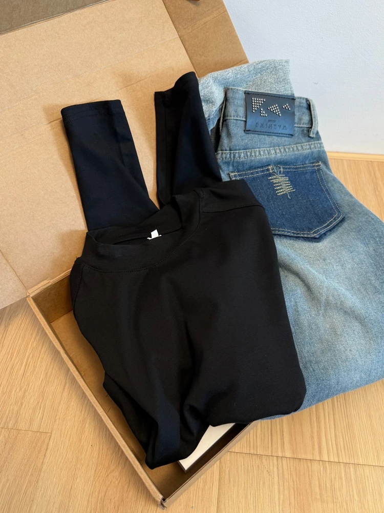 通勤スタイルに悩むあなたへ：Tシャツの下に着る長袖トップスは、本当に「おしゃれ」に見えるのか？