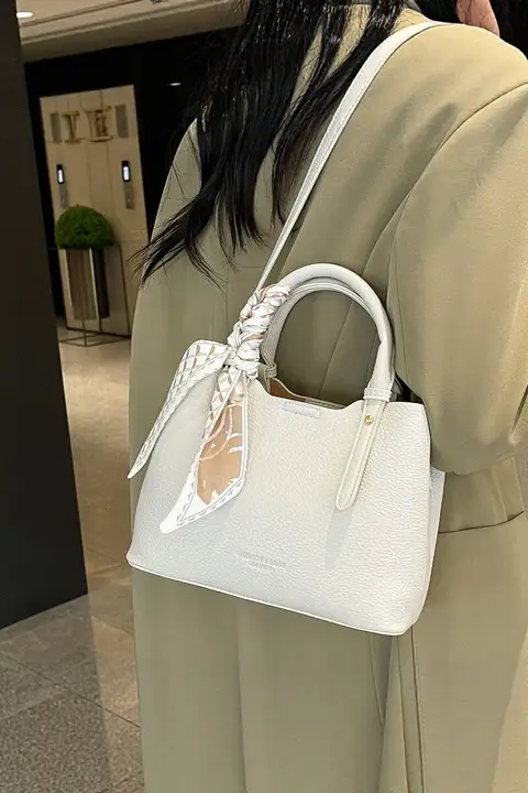 スタイリッシュな大人用ハンドバッグ【通勤・肩掛け・斜めがけ対応】