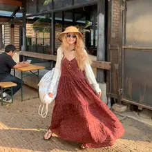 赤いフラワープリントのキャミソールワンピース【Vネック・フィット・膝下丈】