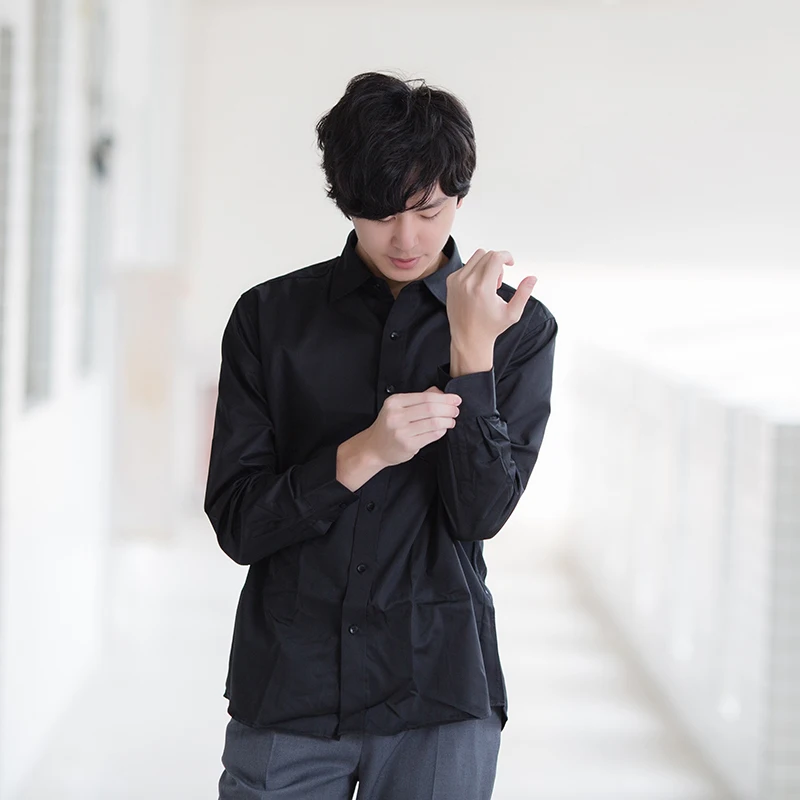 黒いシャツは学生風のビジネススタイルで日常を整える