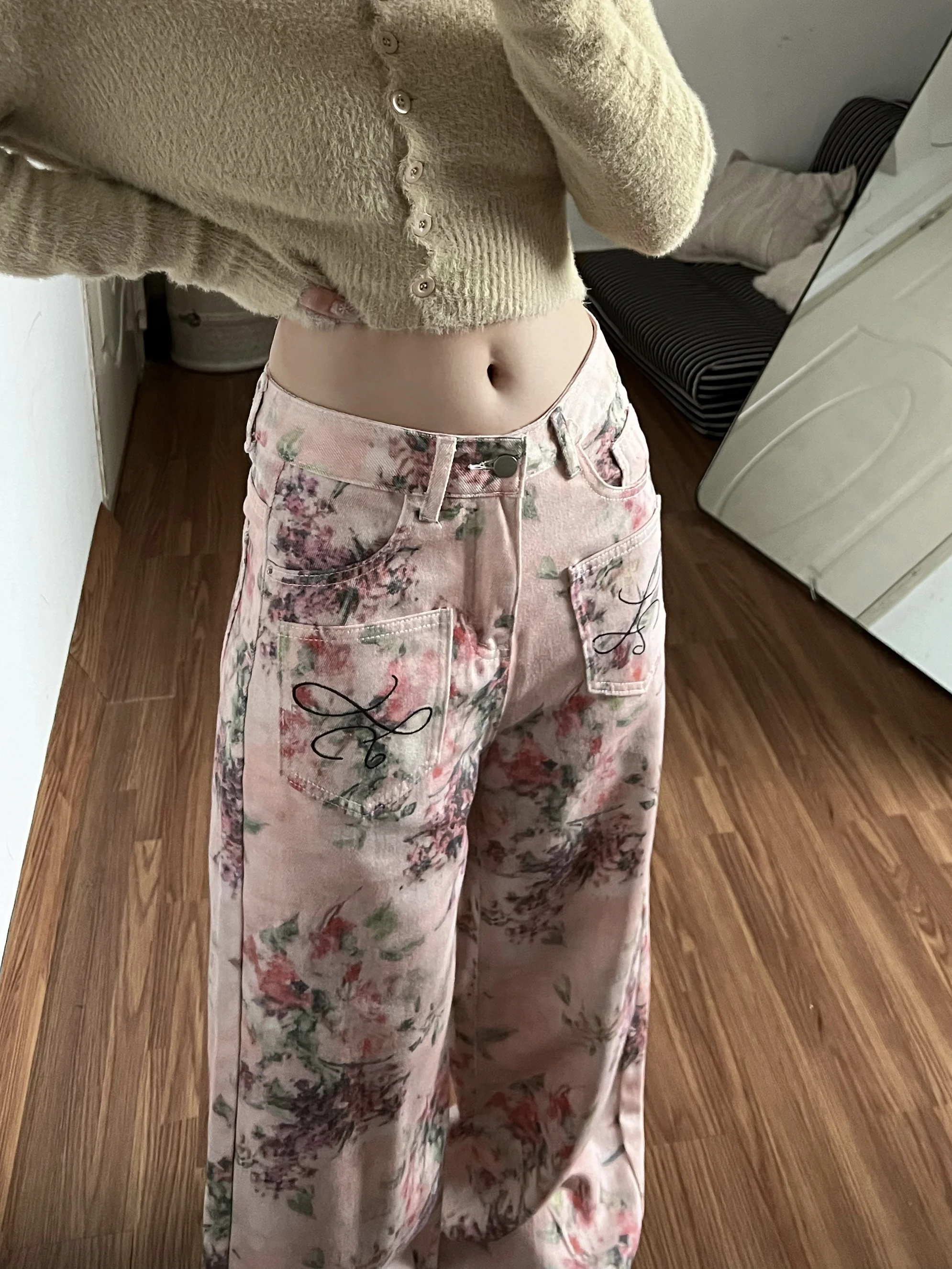 ピンクレオパード柄デニムパンツ：洗い加工と高腰設計で日常使いに最適なレディーススタイル