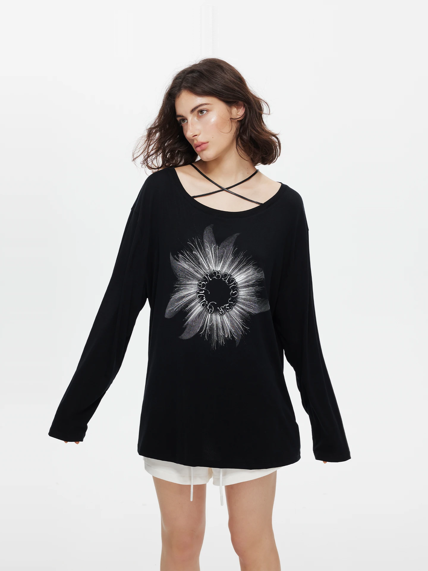 大きなネックラインの斜め肩デザインTシャツ：首よ  れ対策に最適な素材とデザインの実証