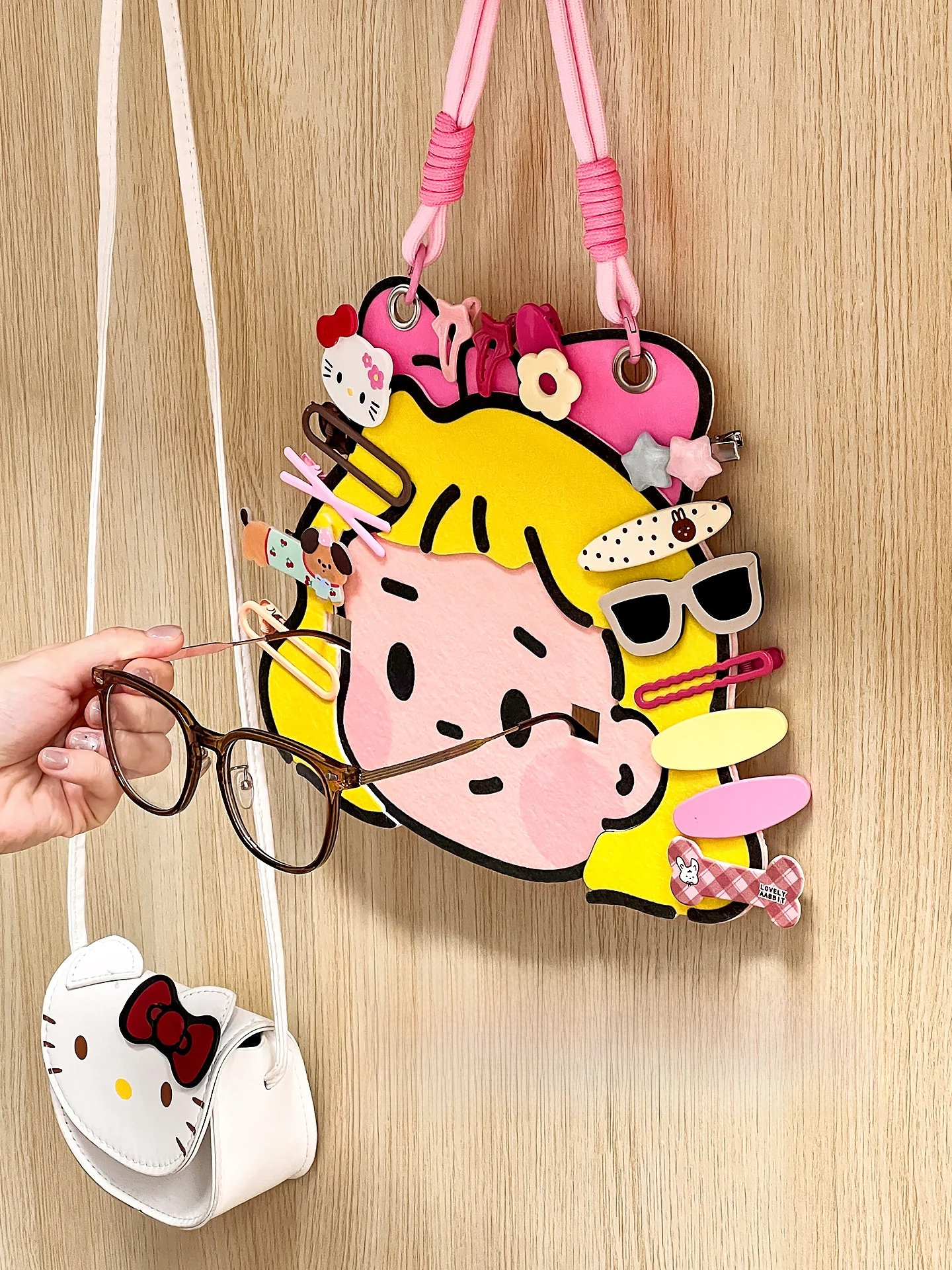 かわいいキャラクター 壁掛けヘアクリップ収納器具：多機能で眼鏡スタンドに対応する収納解決策