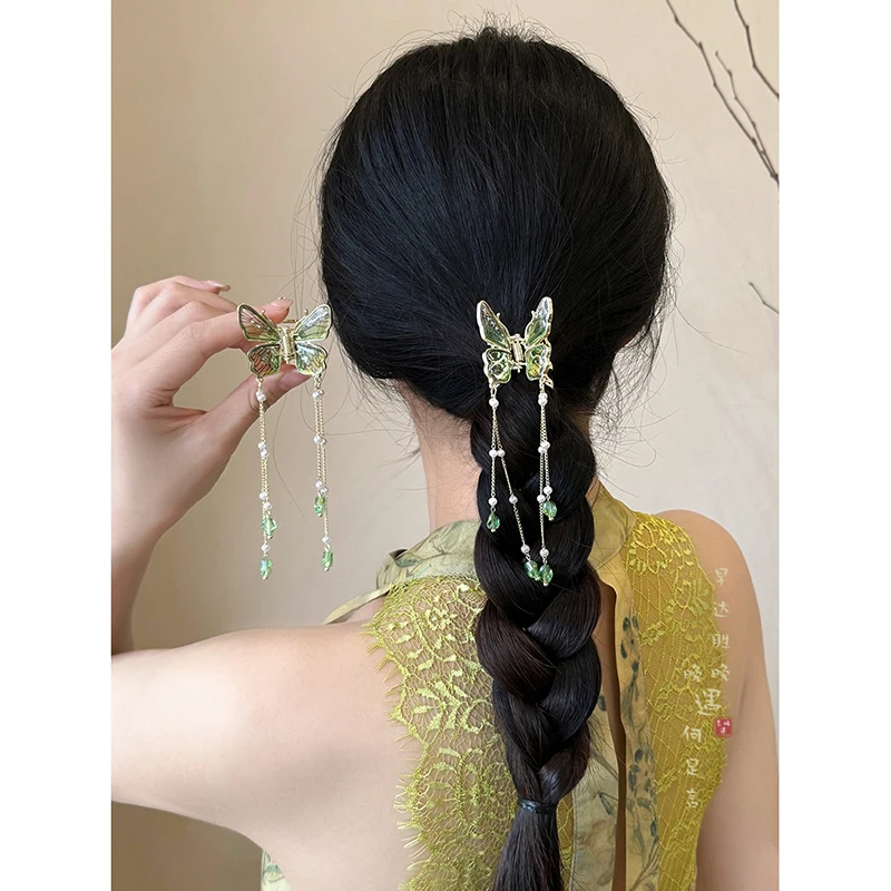 パール付き蝶型ヘアクリップ：民族風のタッセルデザインが特徴