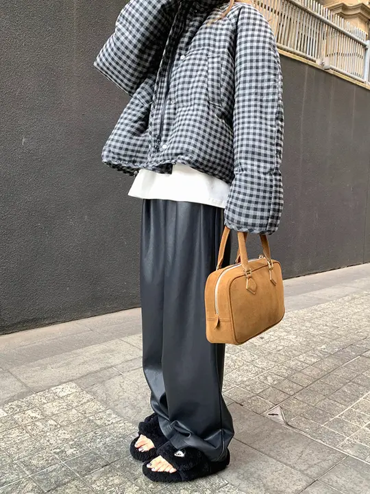 おしゃれで快適！感あるフレアパンツ【レザー風・シンプルデザイン】（セットアップ対応）