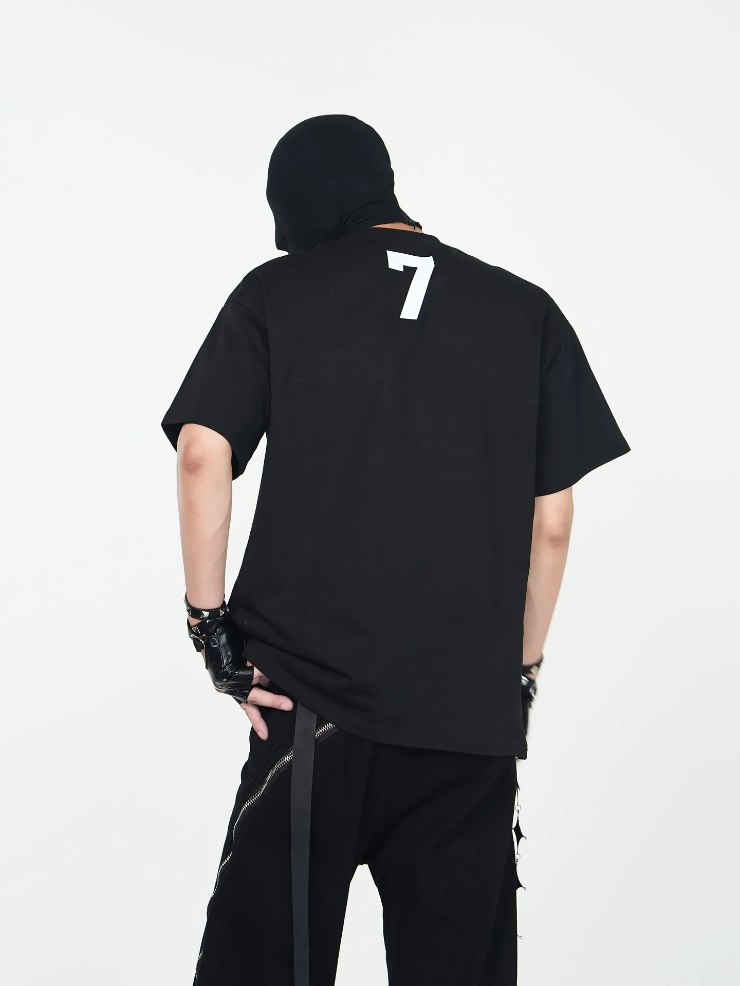 白Tシャツを選ぶべきか？それとも黒Tシャツがいいの？夏のファッションで迷ったらこの1点を押さえて
