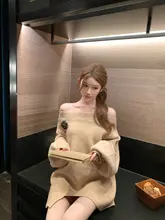 デザイン性に優れたオフショルダーのニットトップス【秋冬用・中長丈・不規則なシルエット】