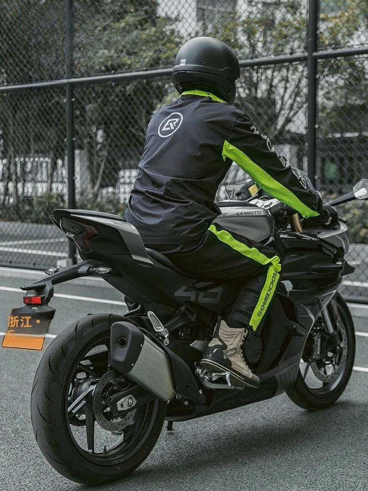 通勤の雨の日、どうやってスタイリングを守る？防水バイクレインコートの選び方