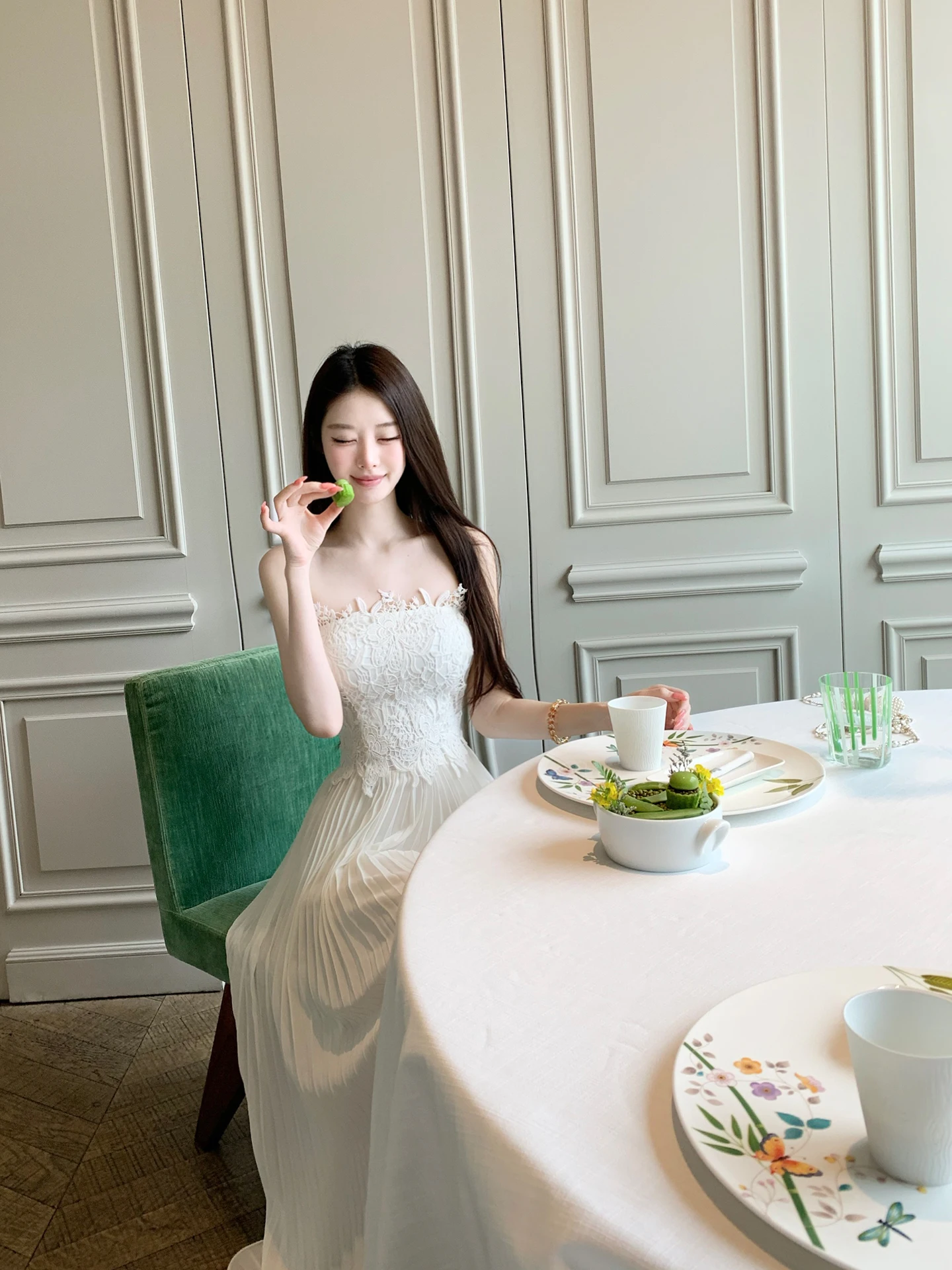 結婚式服装女性30代向け：レースビスチェとプリーツロングスカートの上品ドレス