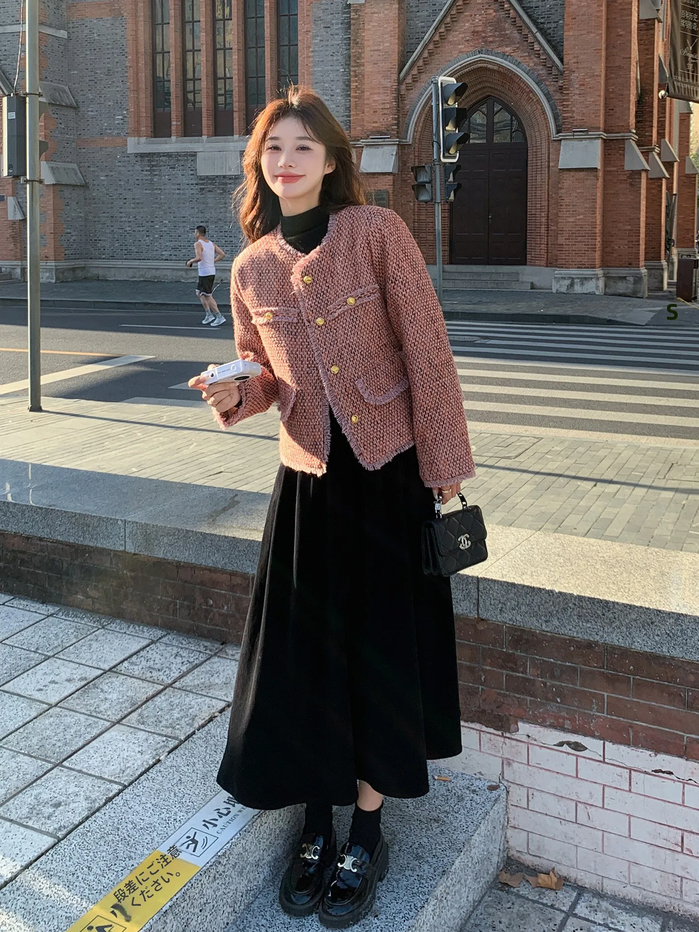 粉色の粗花織りワンピース：40代女性の日常スタイルに最適な軽奢風A字デザイン