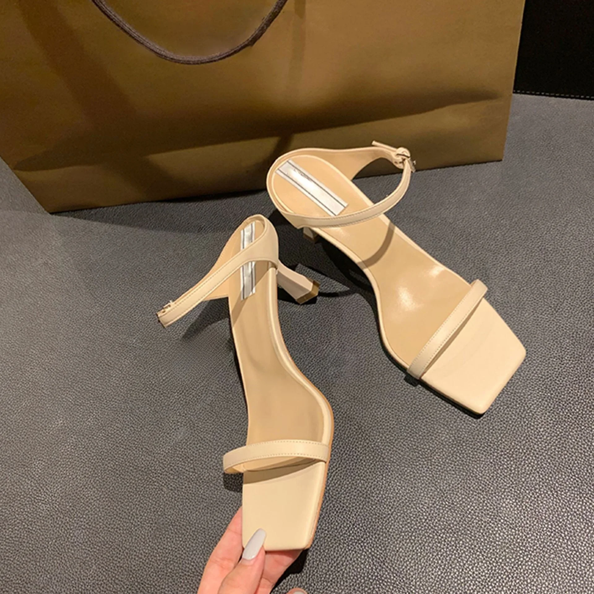 羊皮製フランス風サンダル：高ヒール・ワンストラップで足元を美しくサポート